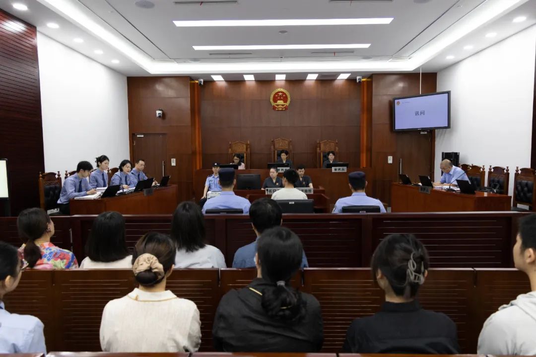 “零口供”抢劫案，公诉人如何运用间接证据指控犯罪？