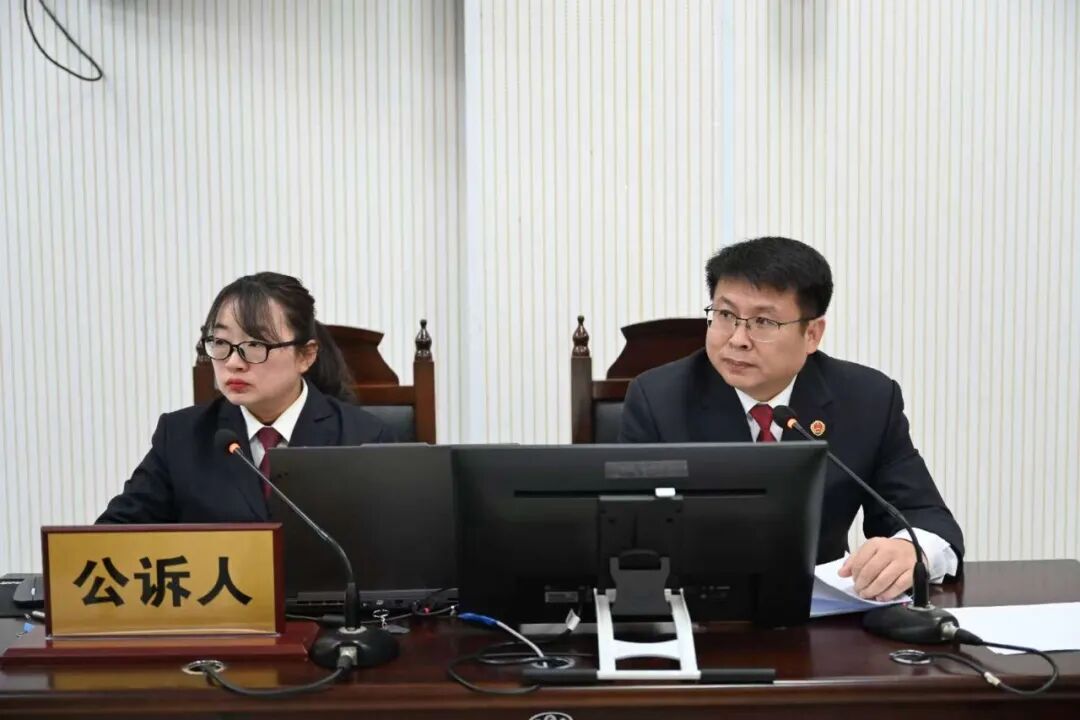 “这辆车不对劲，车厢里咋飘出一股怪味！”