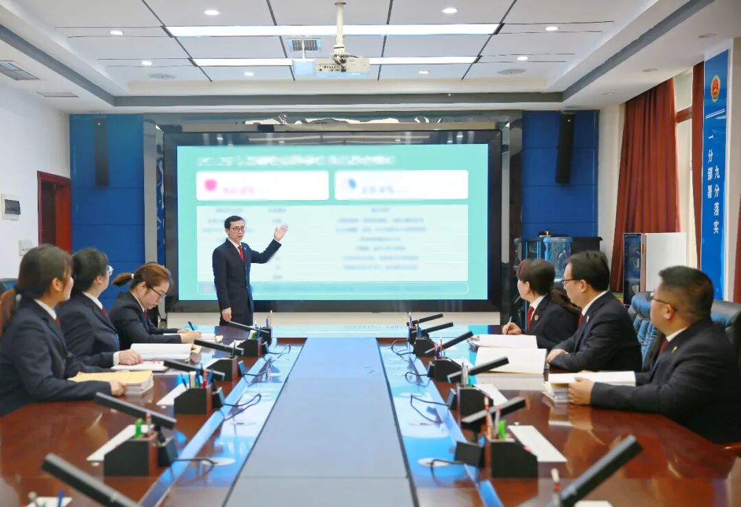 “职业碰瓷王”制造交通事故上百起，骗取巨额保险金、赔偿款，获刑